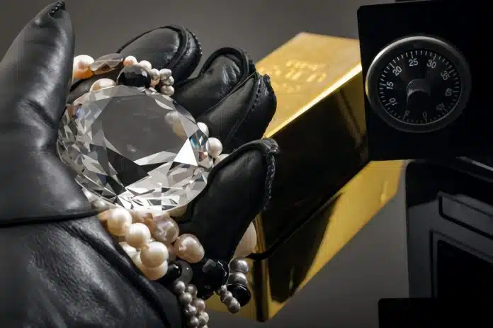 On 26th September, the national capital Delhi reported a major incident of burglary where ornaments worth ₹20-25 crores were stolen.